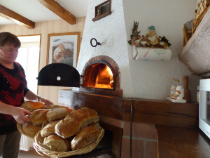 Un four à pain traditionnel nous permet de cuire le pain, la flammenküche et bien d'autres plats régionaux.